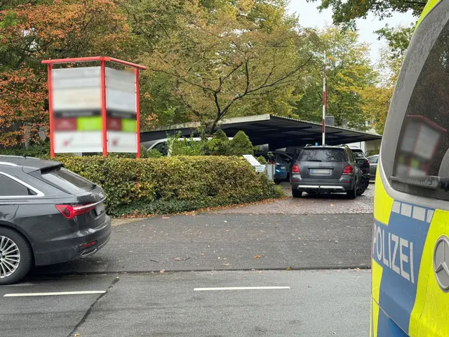 Großeinsatz der Polizei an Berufskolleg: Eine Schülerin wurde mit einem Messer angegriffen. | Foto: Christian Müller/dpa