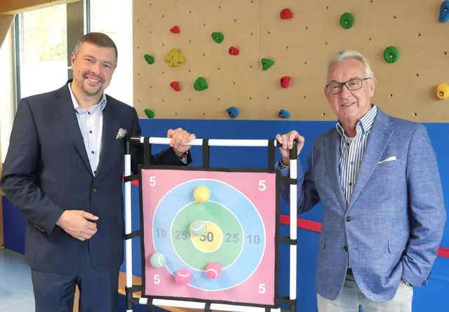 Bernd Wasser (r.) und Sven Hoyer, Vorstand der Anne Gackstatter-Stiftung, zu Besuch bei der Frühförderung der Lebenshilfe. | Foto: © Anja de Bruyn