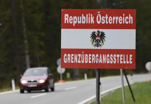 Nächstes Jahr kann man die dann roten Vignetten zum letzten Mal an die Windschutzscheibe kleben.  | Foto: Angelika Warmuth/dpa/dpa-tmn