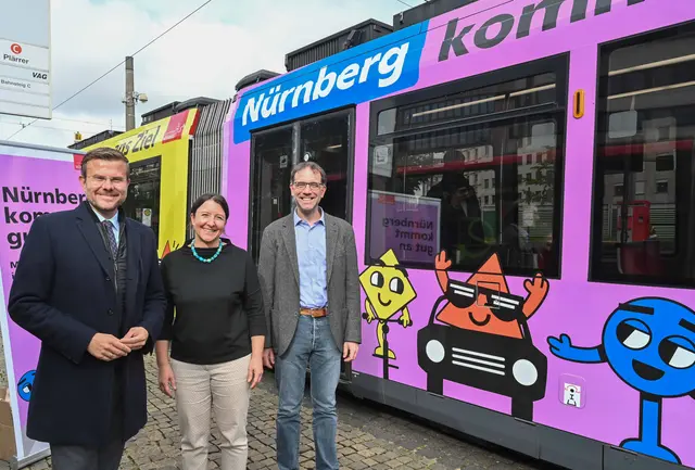 Zum Auftakt haben (v.l.) Oberbürgermeister Marcus König, Magdalena Weigel, Vorstandsmitglied der VAG, sowie Planungs-und Baureferent Daniel F. Ulrich eine im Kampagnendesign beklebte Straßenbahn am Plärrer vorgestellt. | Foto: Christine Dierenbach/Stadt Nürnberg