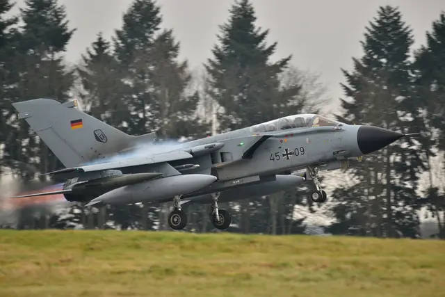 Deutschland besitzt keine Atomwaffen. Die Bundeswehr hat drei für das Abwerfen von US-Atombomben ausgerüstete Tornados.  | Foto: picture alliance / Harald Tittel/dpa