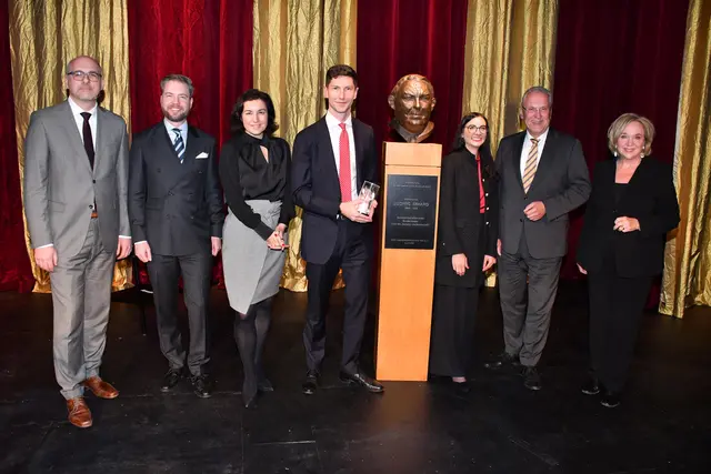 Im Bild von links: Prof. Stefan Hähnel, Nominierter Dr. Sascha Julian Oks, Festrednerin Dr. Dorothee Bär, Bundesministerin für Forschung, Technologie und Raumfahrt, Gewinner Dr. Stefan Weik, Nominierte Dr. Mirjam Streeb, Joachim Herrmann, Bayerischer Staatsminister des Inneren, für Sport und Integration, Vorsitzende des LE-Initiativkreis Evi Kurz. | Foto: Ludwig Erhard Zentrum