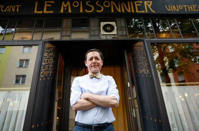 Vincent Moissonnier steht vor seinem Sterne-Bistro «Le Moissonnier», einem kleinen Stück Paris mitten in Köln. | Foto: Thomas Banneyer/dpa