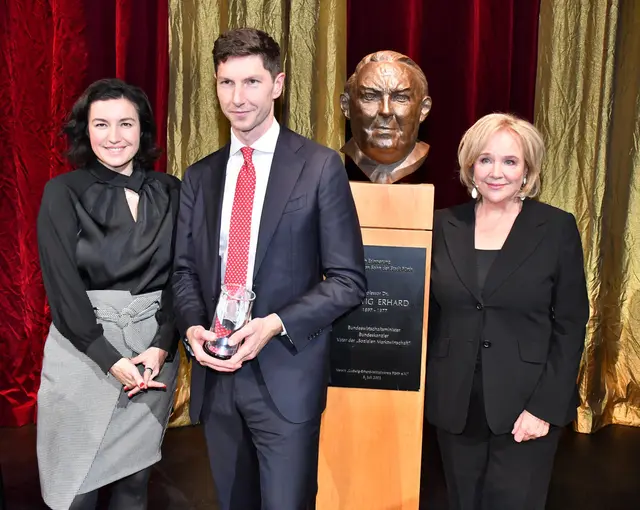 Bundesministerin Dr. Dorothee Bär, Preisträger Dr. Stefan Weik und Evi Kurz, Vorsitzende des Ludwig-Erhard-Initiativkreises.(v.l.) | Foto: Ludwig Erhard Zentrum