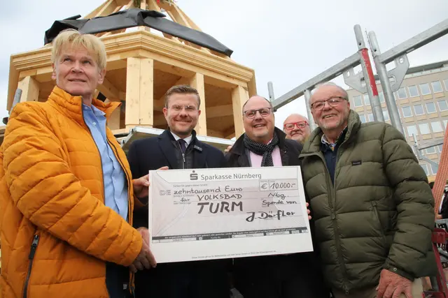 Ein Traum wurde war - dank zahlreicher Spenden der Nürnbergerinnen und Nürnberger und ansässigen Unternehmen (v.l.): Stadtrat Jürgen Dörfler, OB Marcus König, Bürgermeister und Erster Werkleiter von NürnbergBad, Christian Vogel, Joachim Lächele (Zweiter Werkleiter NürnbergBad und Karl-Heinz Enderle, Vorsitzender der Altstadtfreunde Nürnberg e.V.  | Foto: Jürgen Friedrich