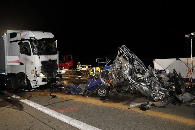 Der Autofahrer starb, die beiden Lkw-Fahrer wurden leicht verletzt. | Foto: Süß/vifogra/dpa