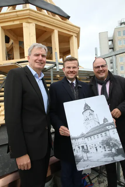Der Geschäftsführer der NürnbergMesse, Peter Ottmann, Nürnbergs Oberbürgermeister Marcus König und Bürgermeister und Erster Werkleiter von NürnbergBad, Christian Vogel (v.l.), auf der Turmspitze des wiedererrichteten Volksbadturms. | Foto: Jürgen Friedrich