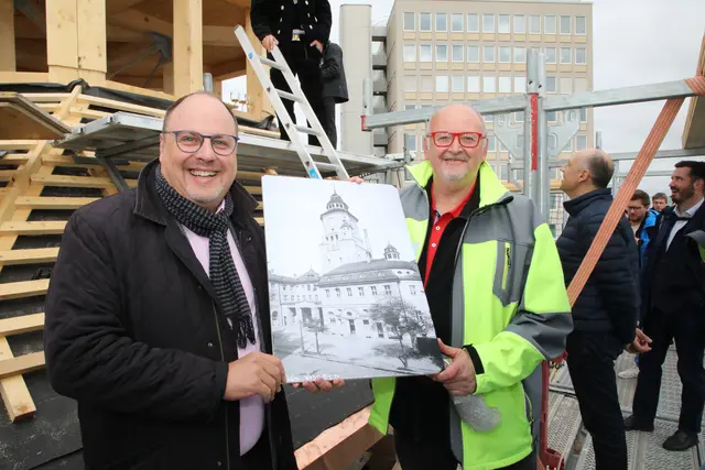 Bürgermeister Christian Vogel (l.) mit Joachim Lächele (Zweiter Werkleiter von NürnbergBad) - ein Wunsch ging in Erfüllung.  | Foto: Jürgen Friedrich