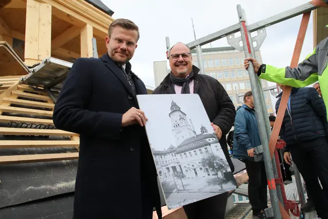 Die Freude über das gelungene Projekt ist groß: Oberbürgermeister Marcus König und Bürgermeister/Erster Werkleiter NürnbergBad Christian Vogel.  | Foto: Jürgen Friedrich