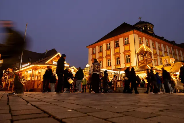 Das Winterdorf in der Bayreuther Fußgängerzone verbreitet schon ab Mitte Oktober weihnachtliche Stimmung. (Archivbild) | Foto: Pia Bayer/dpa