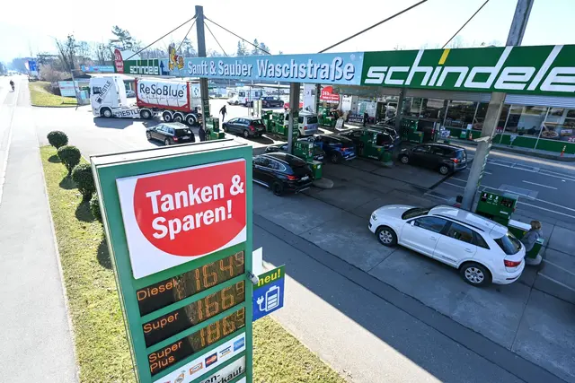 In Österreich tankt es sich in der Regel günstiger - das liegt aber nicht daran, dass die Preise nur einmal pro Tag angehoben werden dürfen. (Symbolbild) | Foto: Felix Kästle/dpa