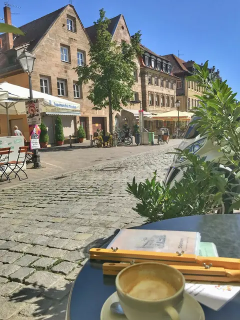 Straßen und Gehsteige versiegeln Flächen die an anderer Stelle ausgeglichen werden können. Wo lässt sich die Versiegelung zurück bauen?  | Foto: Nicole Fuchsbauer