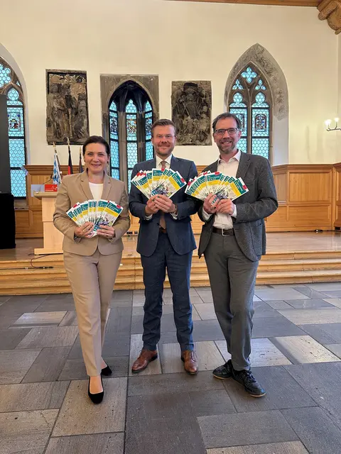 Cornelia Trinkl, Referentin für Schule und Sport, Oberbürgermeister Marcus König und Planungs- und Baureferent Daniel F. Ulrich präsentieren die neuen Schulwegkarten. | Foto: Stadt Nürnberg / Daniel F. Ulrich