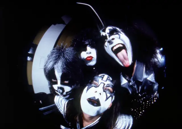 Kiss machte mit wildem Make-up, spektakulären Kostümen und theatralischen Live-Shows Furore. | Foto: Richard Drew/AP/dpa (Archivbild)