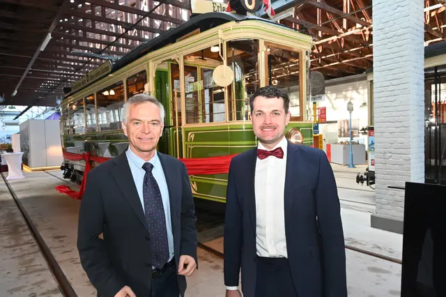 Jacek Kołodziej (l.) und Tobias Schneider freuen sich über die Inbetriebnahme des Nürnberger Zeppelinwagens am 15. Oktober 2025.
 | Foto: © VAG - Claus Felix