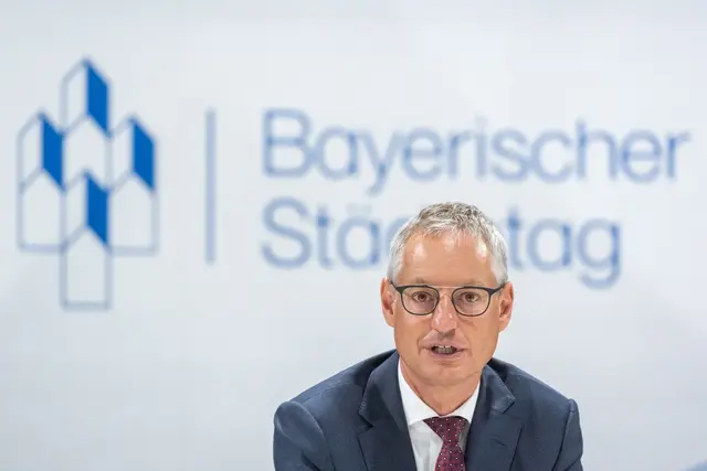 Städtetags-Präsident Markus Pannermayr sieht die Städte und Gemeinden im Freistaat an einem Kipppunkt angelangt - die finanzielle Lage sei bedrohlicher denn je.  | Foto: Armin Weigel/dpa (Archivbild)