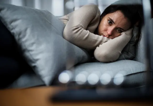 Wer mit depressiven Stimmungen zu kämpfen hat, sollte professionelle Hilfe suchen. In vielen Fällen lässt sich die Krankheit so gut einstellen, dass ein weitgehend normales Leben wieder möglich ist. | Foto: Rawpixel.com-stock.adobe.com (Symbolbild)