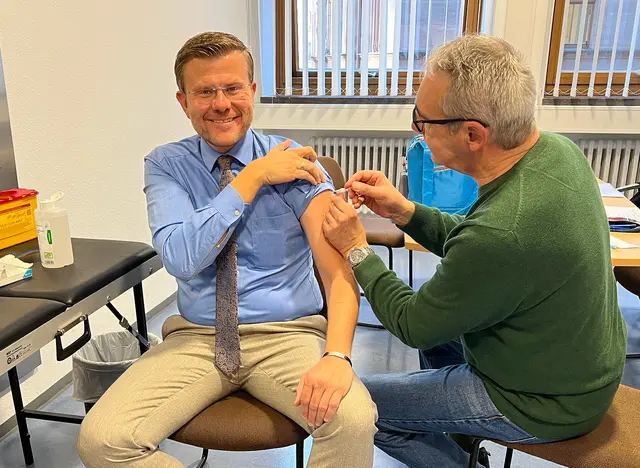 Oberbürgermeister Marcus König hat sich die jährliche Grippeschutzimpfung schon gebenlassen. | Foto: Julia Adolph/Stadt Nürnberg
