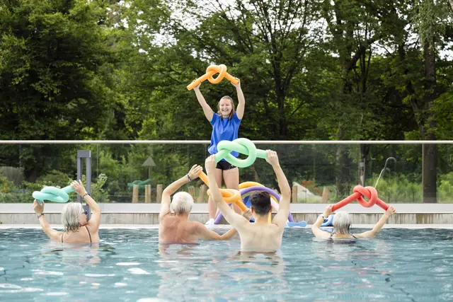 Eine Auszubildende von NürnbergBad mit Badegästen bei der beliebten Wassergymnastik im Langwasserbad. | Foto: UWE NIKLAS / NürnbergBad Stadt Nürnberg