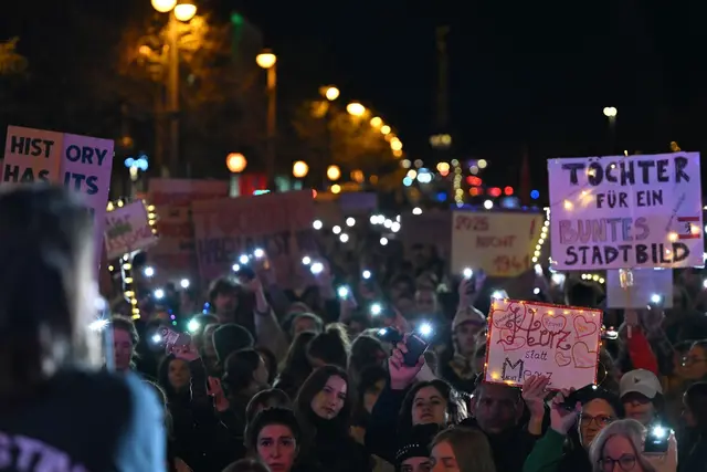 Laut Polizei kamen rund 2.000 Menschen zu einer Demonstration in Berlin. | Foto: Lilli Förter/dpa