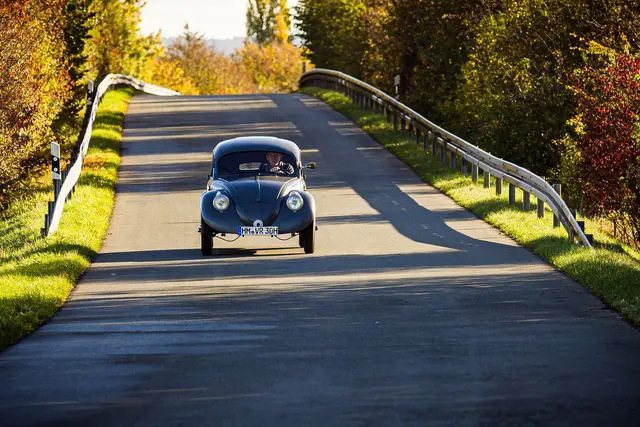Das Auto erreicht theoretisch bis zu 100 Stundenkilometer. | Foto: Moritz Frankenberg/dpa