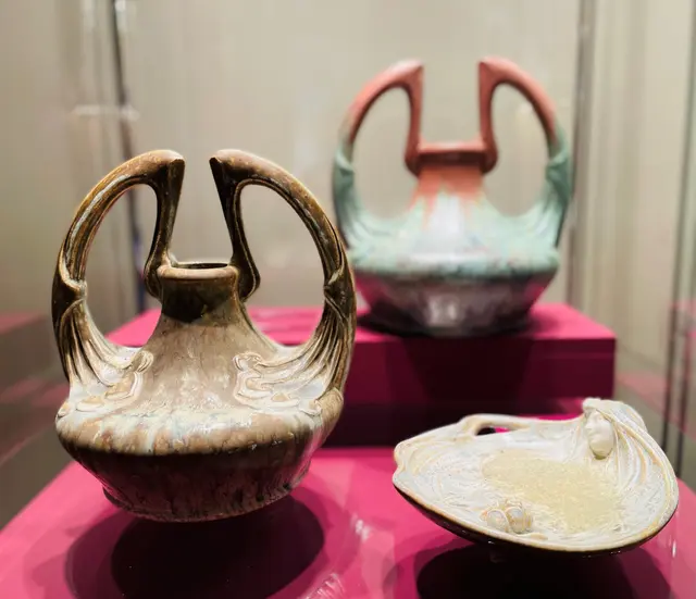 J. von Schwarz: Henkelvasen aus Fayence und Porzellanschale, um 1900/1901. Privatsammlung Pese. | Foto: Ulrike Berninger
