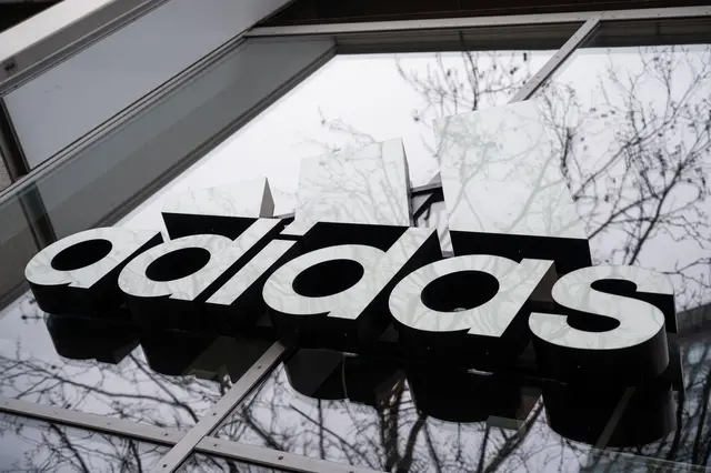 Die Auseinandersetzung um das Verlassen des Flächentarifvertrags durch Adidas wird härter. | Foto: Christophe Gateau/dpa (Archivbild)