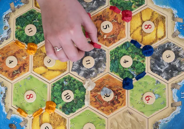 «Catan» wird weltweit und millionenfach gespielt. (Archivbild) | Foto: Marijan Murat/dpa