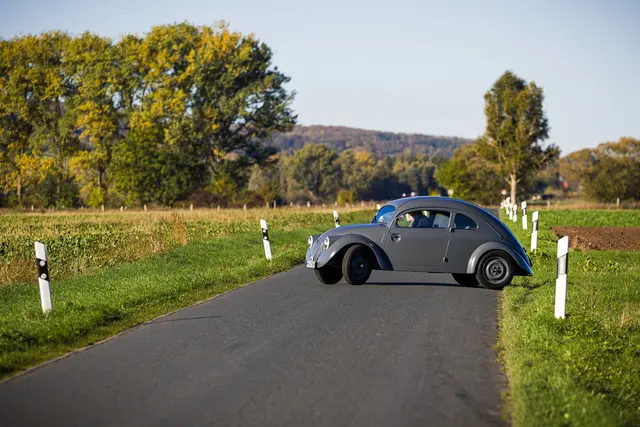 Nur bei trockenem Wetter fährt Traugott Grundmann sein Auto. | Foto:  Moritz Frankenberg/dpa