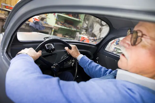 Im Innenraum ist für größere Menschen kaum Platz, die Beine unter das Lenkrad zu bekommen. | Foto: Moritz Frankenberg/dpa