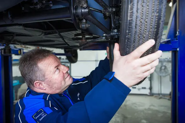 TÜV-Mitarbeiter Thomas Rusch hat das Fahrzeug abgenommen. | Foto: Moritz Frankenberg/dpa