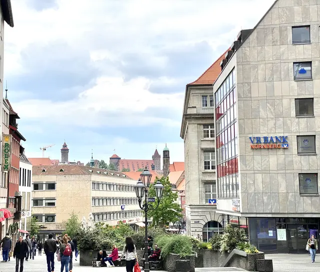 Die Zahl der verkaufsoffenen Sonntage bleibt im Jahr 2026 bei zwei Terminen. Händler können künftig auch bis zu vier individuelle Einkaufsnächte pro Jahr durchführen.  | Foto: Nicole Fuchsbauer