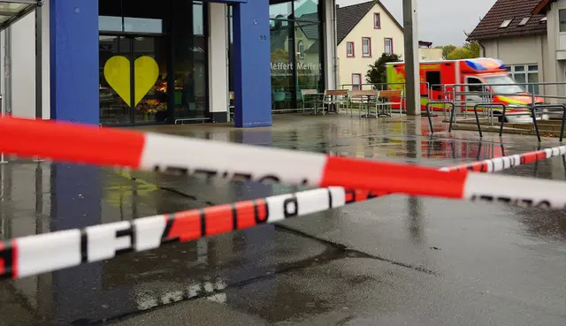 Ein 16-Jährigen wird brutal niedergestochen. Streit mit dem mutmaßlichen Täter gab es vorher laut Ermittlern nicht. | Foto: Christian Müller/dpa
