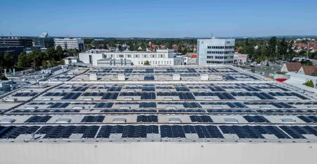 Ausbau der PV-Anlage am Siemens-Standort Fürth: Mit der Erweiterung auf rund 1.800 KW Nennleistung kann die Anlage rund 15 Prozent des Strombedarfs am Standort decken. | Foto: Siemens AG