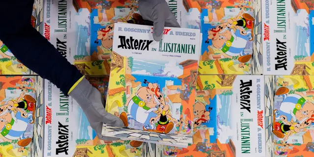 Ausgaben des neuen Asterix-Bandes Nummer 41. | Foto: Rolf Vennenbernd/dpa