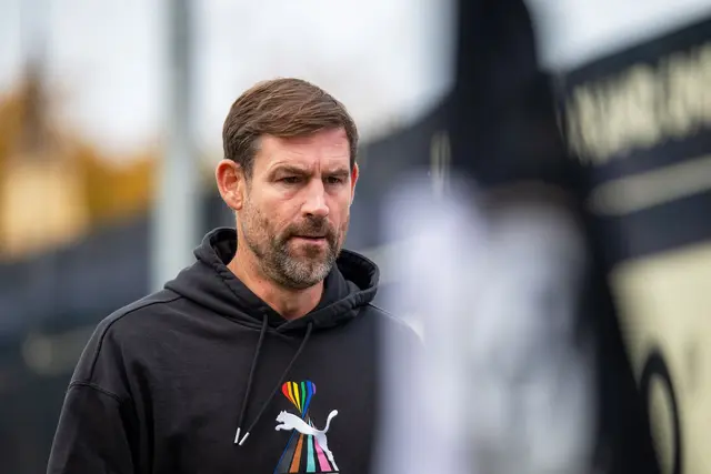 Trainer Thomas Kleine fordert eine Reaktion seiner Mannschaft. | Foto: Harald Tittel/dpa
