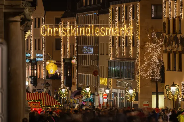 Im Mittelpunkt der Forschung über das wirkliche Alter des Christkindlesmarkt stand eine historische Spanschachtel im GNM.  | Foto: © Ardan Fuessmann/stock.adobe.com
