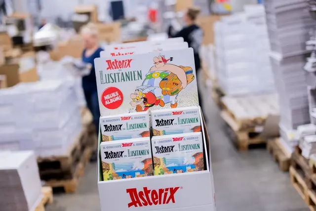 Ausgaben des neuen Asterix-Bandes Nummer 41. | Foto: Rolf Vennenbernd/dpa