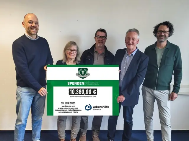 (v. l. n. r.): Holger Schwiewagner (Geschäftsführer, SpVgg Greuther Fürth), Ulrike Gundlach (Leiterin der Kind- und Eltern-Frühförderung Fürth), Klaus Schardt (Organisator, Business Fanklub Kleeblatt Fürth), Dr. Thomas Jung (Aufsichtsratsvorsitzender, Lebenshilfe Fürth), Nils Ortlieb (Vorstandsvorsitzender und Geschäftsführer, Lebenshilfe Fürth). | Foto: Lebenshilfe Fürth e.V.