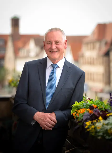 OB Dr. Thomas Jung: „Die Mittel werden vorrangig für unsere 
Kinder eingesetzt, vor allem für den Neubau und die Sanierung von Schulen und Kindertagesstätten.“ | Foto: Bildermädchen