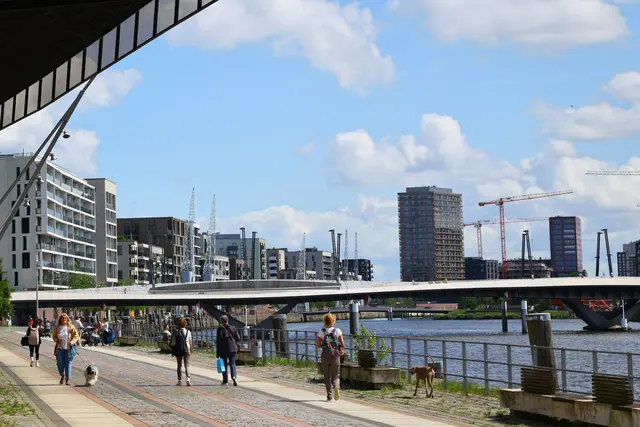 Laut einer Umfrage sind Menschen in Hamburg am zufriedensten. | Foto: Christian Charisius/dpa (Symbolbild)