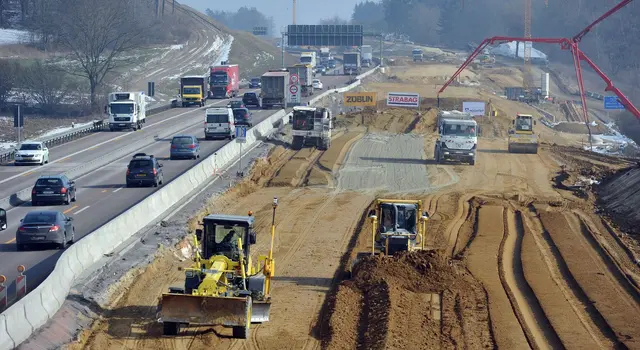 Der sechsstreifige Ausbau der A8 bei Ulm soll bis 2032 umgesetzt werden. (Archivbild) | Foto: Stefan Puchner/dpa