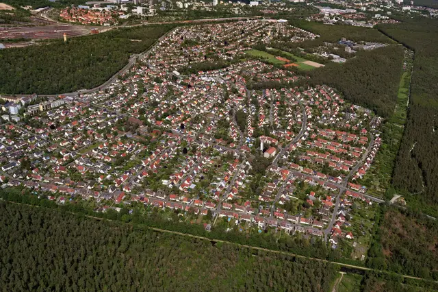 Luftbild der Siedlungen Süd: In einem Workshop werden Ideen für die zukünftige bauliche Entwicklung der Siedlungen Süd erarbeitet.

 | Foto: Nürnberg Luftbild, Hajo Dietz