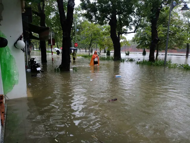 Viele Straßen in Hue standen unter Wasser. | Foto: Hoang Le Y Minh/dpa