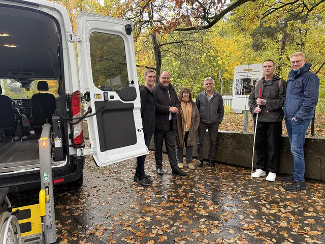 Neuer Fahrdienst (v.l.): Serafino Renner, FDZ-Fahrdienstzentrale, Bürgermeister Christian Vogel, Anja Prölß-Kammerer, 1. Vorsitzende des Vereins der Tiergartenfreunde Nürnberg e. V., Tiergartendirektor Dr. Dag Encke, Peter Vogt, Vorsitzender des Behindertenrats der Stadt Nürnberg, Kai Scharf, FDZ-Fahrdienstzentrale. | Foto: Anna Böhm / Tiergarten Stadt Nürnberg