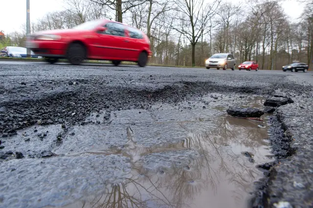 Fehlendes Geld verhindert in vielen bayerischen Kommunen wichtige Investitionen - etwa in den Straßenbau. Die Kämmerer mehrerer Städte machen sich jedoch längst auch Sorgen um die Demokratie. | Foto: Sebastian Kahnert/dpa