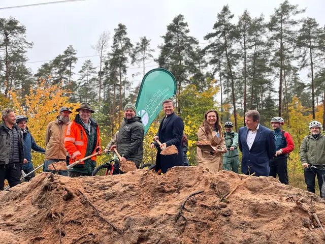 Spatenstich für den Bikepark am Schmausenbuck am 23. Oktober 2025 (vordere Reihe von links): mit Peter Tretter, Abteilungsleiter Forsten beim Amt für Ernährung, Landwirtschaft und Forsten in Bayern - Roth-Weißenburg, Forstbetriebsleiter Johannes Wurm, Oberbürgermeister Marcus König, Sportreferentin Cornelia Trinkl, und Dr. Thomas Krapf, Schulleiter der Bertolt-Brecht Schule. | Foto: Marc Steinberger / Stadt Nürnberg