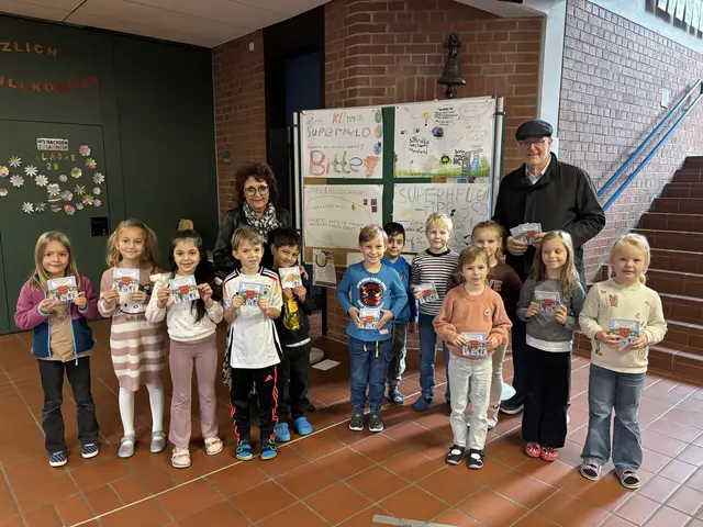 Erster Bürgermeister Thomas Zwingel mit Rektorin Gaby Müller-Wanko und ein paar Erstklässlern bei der Übergabe der kleinen Bücher an der Grundschule II. | Foto: Stadt Zirndorf