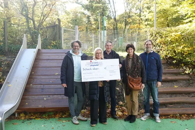 (v.l.n.r.): Nils Ortlieb (Geschäftsführer Lebenshilfe Fürth), Brigitte Daubner-Marcordes (Schulleitung Hallemann Schule), Florian Löffler und Andrea Möhringer (Vorstände Stiftung Kinderförderung von Playmobil) sowie Markus Groh (Tagesstätte Hallemann Schule). | Foto: Lebenshilfe Fürth