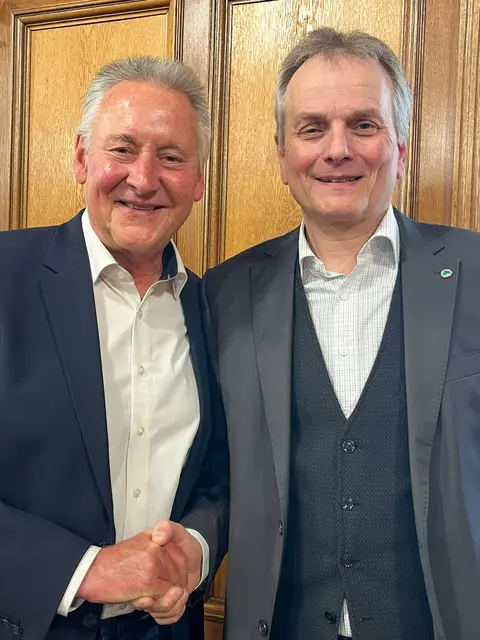 OB Thomas Jung gratulierte Horst Müller zur erfolgreichen
Wiederwahl. | Foto: Stadt Fürth, Susanne Kramer
